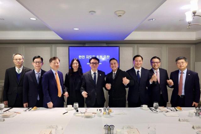 김민석 국무총리가 24일현지시간 미국 뉴욕 인터콘티넨털 바클레이 호텔에서 차세대 한인 지도자들을 만나 오찬 간담회를 하기 전 기념촬영을 하고 있다 왼쪽부터 이상호 주뉴욕 총영사 대리 박윤주 외교부 1차관 마크 박 잉글우드 클리프 시장 그레이스 리 뉴욕주 하원의원 김 총리 론 킴 뉴욕주 하원의원 폴 킴 팰리세이즈파크 시장 에이브러햄 김 코리아 소사이어티 회장 권원직 국무총리 외교보좌관 사진총리실