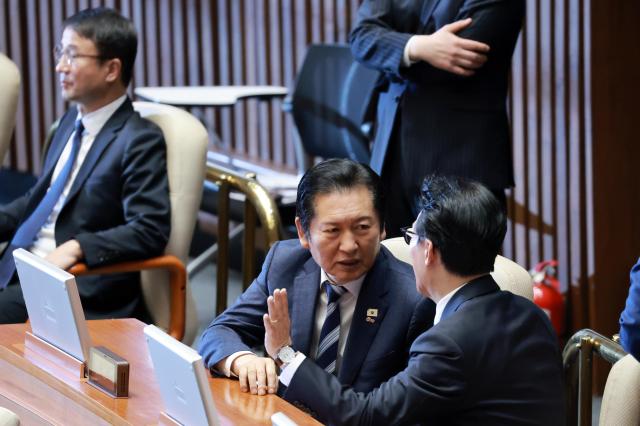 더불어민주당 정청래 대표가 16일 국회에서 열린 임시국회 본회의에서 김민석 국무총리와 대화하고 있다 사진연합뉴스