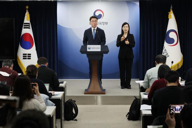 류제명 과학기술정보통신부 2차관이 15일 서울 종로구 정부서울청사에서 독자AI 파운데이션 모델 프로젝트 1차 단계평가 결과를 발표하고 있다 2026115 사진연합뉴스