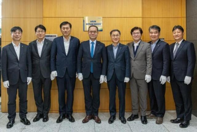 이찬우 NH농협금융지주 회장왼쪽에서 네 번째이 지난 23일 서울 서대문구 농협중앙회 본관에서 생산적 금융 특별위원회 출범식을 한 뒤 위원들과 기념사진을 촬영하고 있다 사진농협금융