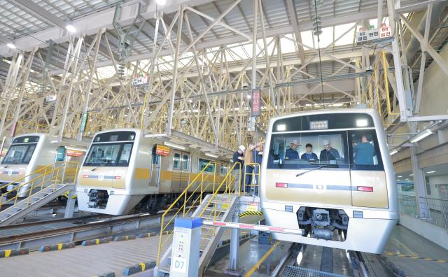 기록적 폭염이 연일 이어지는 11일 오전 오세훈 서울시장이 서울 9호선 개화 차량기지에서 전동차 자동냉방제어 장치 등을 점검하고 있다 20250711사진유대길 기자 dbeorlf123ajunewscom