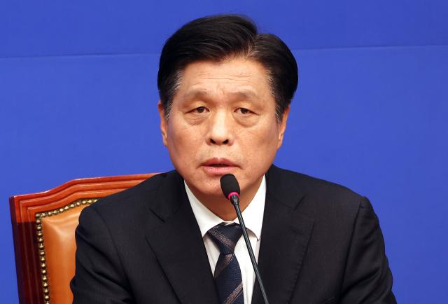 더불어민주당 조승래 사무총장이 25일 국회에서 현안 관련 기자 간담회를 열고 있다사진연합뉴스