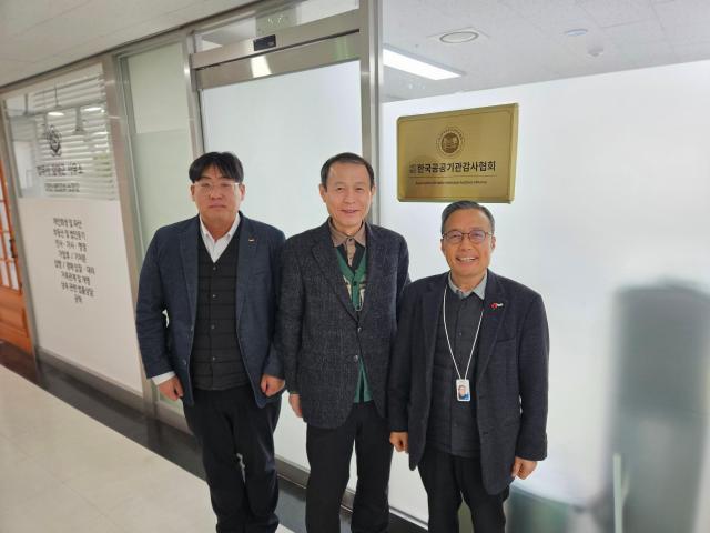 김외철 국립울진해양과학관 관장오른쪽이 한국공공기관 감사협회를 방문해 기념 촬영을 하고 있다사진국립울진해양과학관