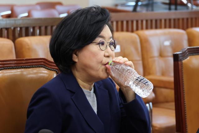 이혜훈 기획예산처 장관 후보자가 23일 국회 재정경제기획위원회에서 열린 인사청문회에서 물을 마시고 있다 20260123사진사진공동취재단