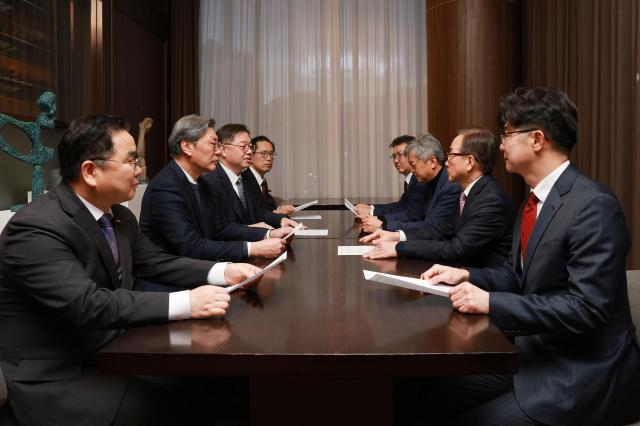  서울 용산구 드래곤시티호텔에서 경제8단체 부회장들이 배임죄 관련 현안에 대해 논의하고 있다 사진 왼쪽부터 시계방향으로 박양균 한국중견기업연합회 정책본부장 김창범 한국경제인협회 부회장 박일준 대한상공회의소 부회장 김춘 한국상장회사협의회 정책1본부장 오기웅 중소기업중앙회 부회장 이인호 한국무역협회 부회장 이동근 한국경영자총협회 부회장 김준만 코스닥협회 전무사진한경협
