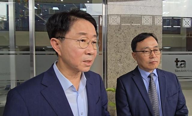 조정식 더불어민주당 의원이 25일현지시간 이해찬 민주평화통일자문회의 수석부의장이 치료 중인 베트남 호찌민 시내 병원에서 기자들과 대화하고 있다 사진연합뉴스