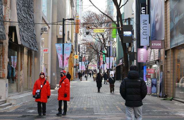 영하 10도 안팎의 추위가 기승을 부린 25일 서울 명동 거리가 비교적 한산하다 연합뉴스