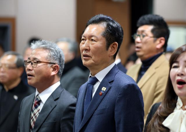 정청래 더불어민주당 대표가 25일 오후 제주시 도남동 제주상공회의소 국제회의장에서 열린 청솔포럼 비전 선포식에서 애국가를 부르고 있다 청솔포럼은 정 대표 지지자 모임이다 사진연합뉴스