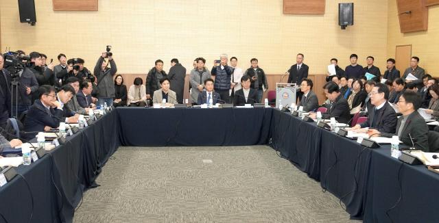 김영록 전라남도지사가 25일 광주 김대중컨벤션센터에서 열린 광주·전남 행정통합 특별법 검토 제3차 간담회에서 지역 국회의원들과 특별법 내용에 대해 논의하고 있다사진전남도