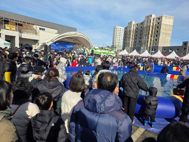 전남 무안군군수 김산의 겨울을 뜨겁게 달궜던‘2026 무안겨울숭어축제’가 지난 1월 24일부터 25일까지 해제면 양간다리 수산시장 일원에서 큰 호응 속에 막을 내렸다사진김옥현 기자