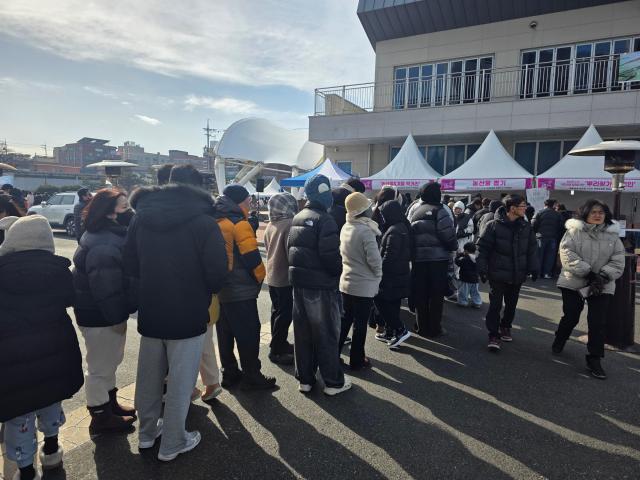 무안겨울숭어축제가 성황리에 마친 가운데  농산물 뽑기 체험을 하기 위해 줄을 선  모습사진김옥현 기자