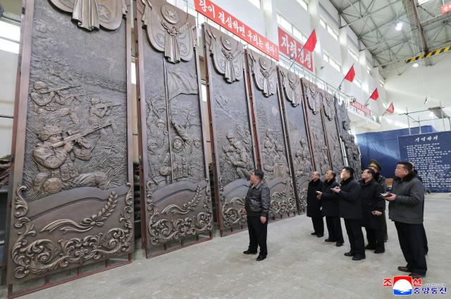 金正恩视察万寿台创作社