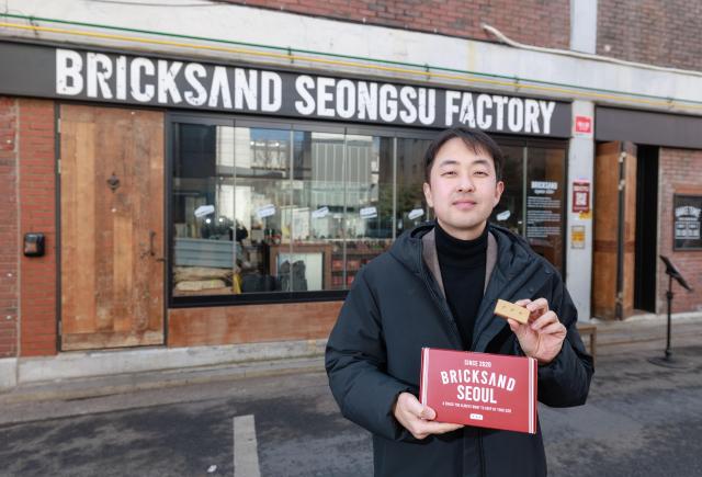조헌기 브릭샌드 대표가  서울 성동구 브릭샌드 성수 팩토리 앞에서 자사 제품을 들어 보이고 있다 조헌기 대표는 브릭샌드를 서울 대표 디저트 브랜드로 키울 것이라고 말했다 사진유대길 기자 dbeorlf123ajunewscom
