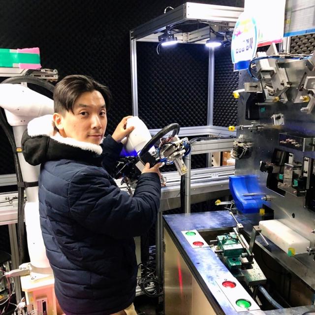 한국폴리텍대학 부산캠퍼스 소프트웨어융합과 졸업 후 스마트 제조 솔루션 기업에 취업해 컴퓨터비전 기반 AI시스템 구축을 담당하고 있는 정용건씨 사진은 정씨가 협동로봇을 조작하고 있는 모습 사진폴리텍