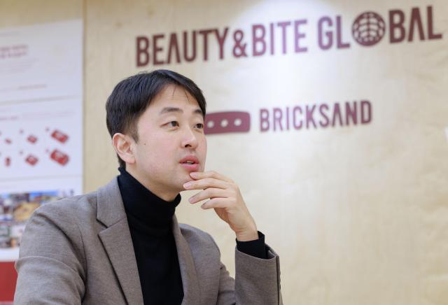 조헌기 브릭샌드 대표가 서울 성동구 브릭샌드 성수 팩토리에서 브랜드 방향성에 대해 설명하고 있다 사진유대길 기자 dbeorlf123ajunewscom