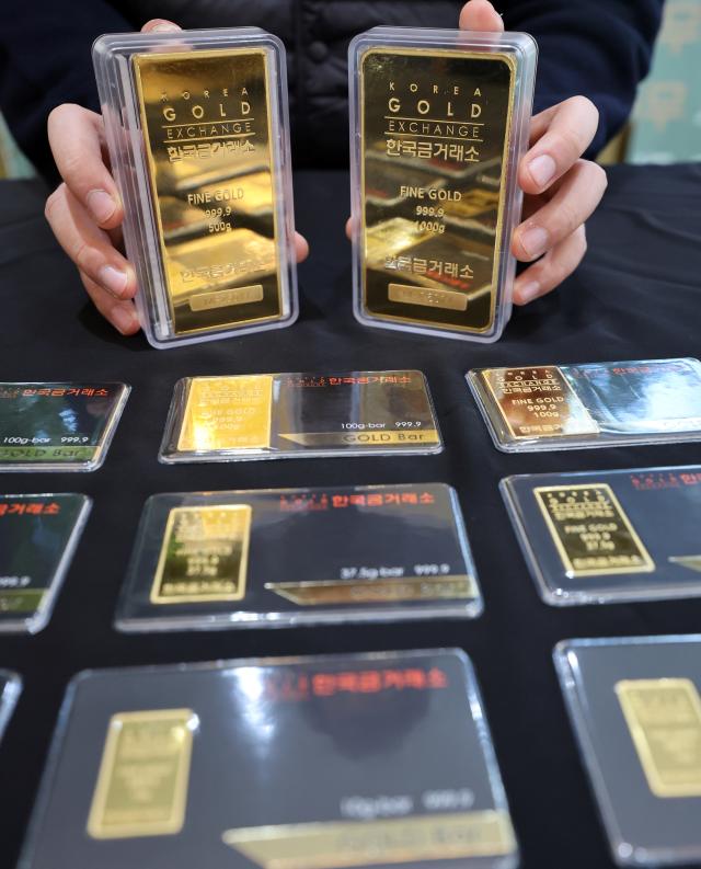 서울 종로구 한국금거래소에 놓여있는 금 상품 사진연합뉴스