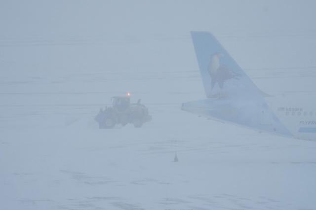 25일현지시간 미 펜실베이니아주 필라델피아에서 겨울 폭풍이 몰아치는 가운데 공항 직원들이 활주로에 쌓인 눈을 치우고 있다 사진AP연합뉴스