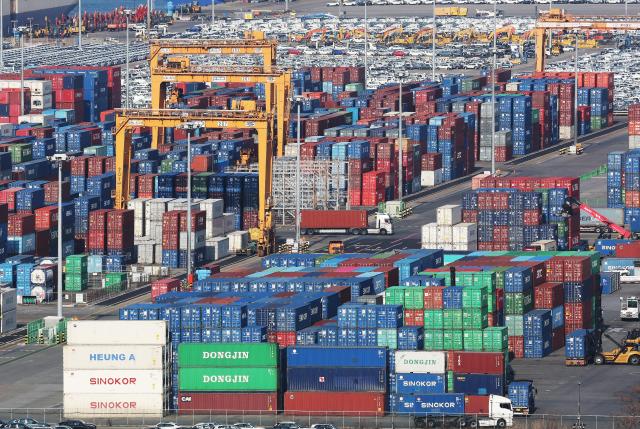 경기도 평택항에 컨테이너가 쌓여 있는 모습 사진연합뉴스
