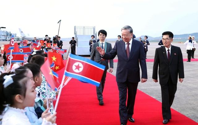 지난해 10월 사흘 동안의 국빈 방문차 북한 평양 국제공항에 도착한 또 럼 베트남 공산당 서기장이 북한 측의 환영에 손을 들어 답하고 있다 사진연합뉴스