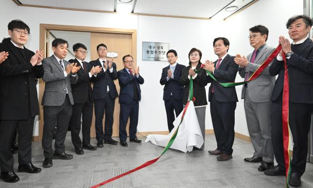 경북도는 26일 도청에서 대구광역시와 함께 ‘대구경북통합추진단TF’ 현판식을 가졋다 사진경상북도