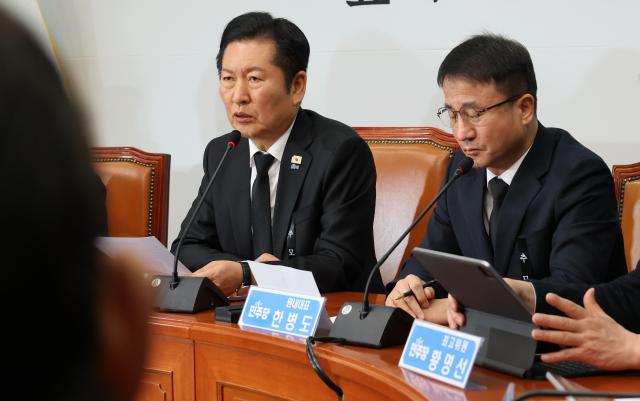 정청래 더불어민주당 대표가 26일 국회에서 열린 최고위원회의에서 발언하고 있다 사진연합뉴스