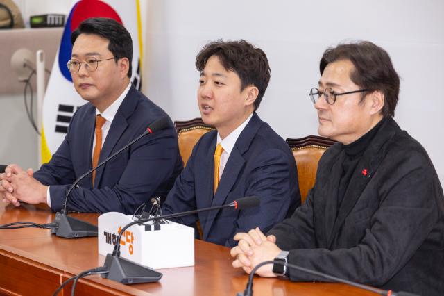 이준석 개혁신당 대표가운데가 지난 23일 취임 인사를 위해 국회를 찾은 홍익표 청와대 정무수석오른쪽에게 인사말을 하고 있다사진연합뉴스