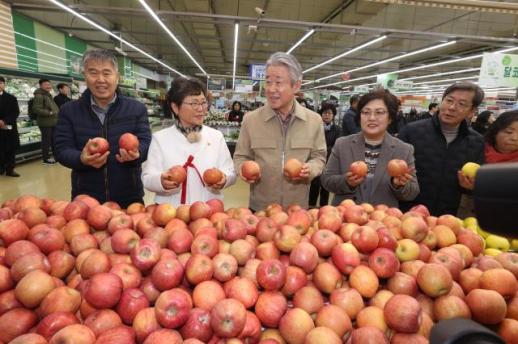 농협, 설 성수품 최대 65% 할인...강호동 물가안정에 발맞출 것