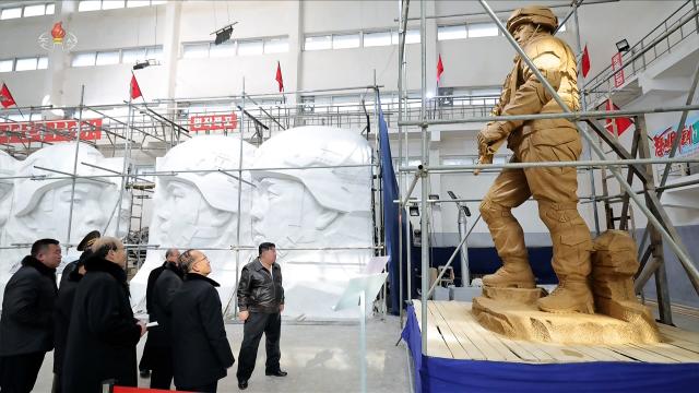 김정은 북한 국무위원장이 지난 25일 만수대창작사를 방문해 해외군사작전 전투위훈기념관파병기념관에 건립하고 설치할 조각 창작사업을 지도했다고 조선중앙TV 가 26일 보도했다사진연합뉴스