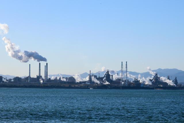  추위가 절정을 보인 22일 오전 포항시 포스코 포항제철소에서 나온 수증기와 연기가 바람을 타고 날아가고 있다 사진연합뉴스