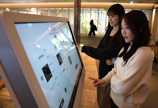 롯데월드몰에 도입된 배리어프리 키오스크를 이용하는 모습 사진롯데물산