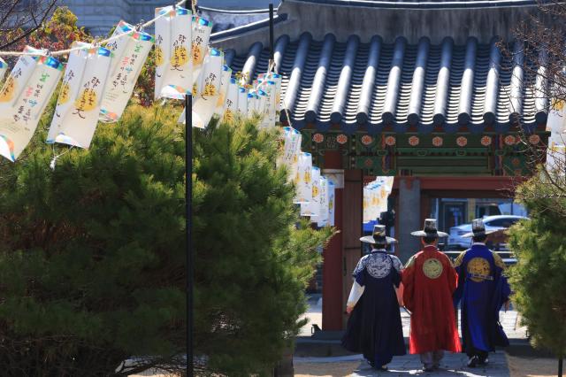 Ipchun chundeung lanterns announcing the 2026 Byeongo Year Tamna Kingdom Ipchun Gut are displayed around the Jeju Mok Government Office site on Jan 25 2026 Yonhap