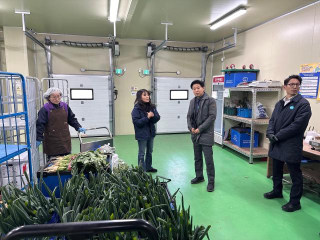 이종훈 완주부군수오른쪽 두 번째가 26일 사업현장을 찾아 진행상황을 점검하고 있다사진완주군