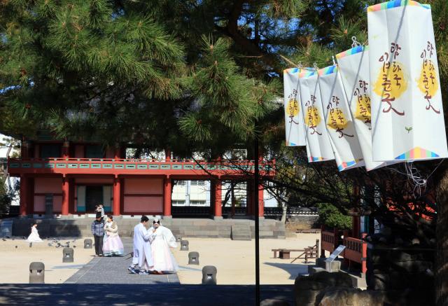 Ipchun chundeung lanterns announcing the 2026 Byeongo Year Tamna Kingdom Ipchun Gut are displayed around the Jeju Mok Government Office site on Jan. 25. 2026. Yonhap