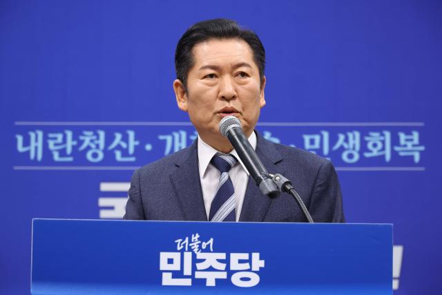 더불어민주당 정청래 대표가 지난 22일 서울 여의도 국회에서 긴급 기자회견을 열고 조국혁신당과의 합당을 제안하고 있다사진연합뉴스