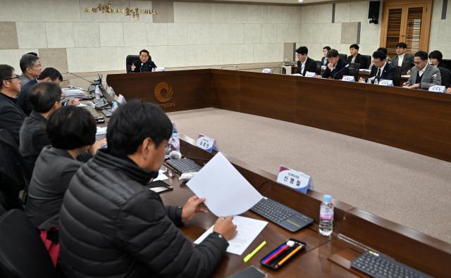 유정복 인천광역시장이 26일 시청 영상회의실에서 열린 자치구 출범 준비상황보고회에서 출범 준비상황을 점검하고 있다 사진인천시