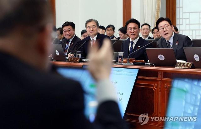 이재명 대통령이 20일 청와대에서 열린 국무회의에서 위성락 국가안보실장의 발언을 듣고 있다사진연합뉴스