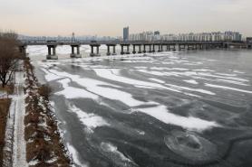 In icy Seoul, the Han River slows to a hush
