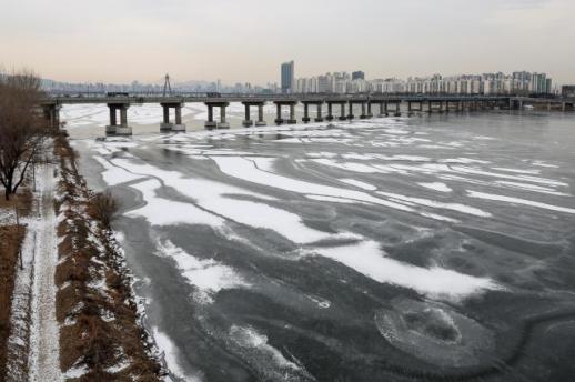 In icy Seoul, the Han River slows to a hush