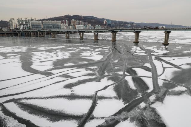 Ice floes drift along the Han River near Cheonho Bridge in Gangdong-gu Seoul amid a cold wave on Jan 26 2026 AJP Yoo Na-hyun