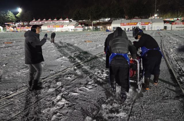 김세훈 더불어민주당 강원 화천군수 예비후보왼쪽가 이른 새벽 천공작업자들에게 인사를 하고 있다사진박진천 더불어민주당 강원 화천군의원 예비후보