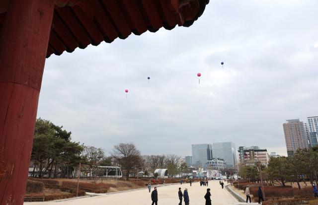 지난 9일 서울 종묘 입구에서 재개발로 지어질 세운4구역 내 고층 건물과 비슷한 높이의 서울시가 띄운 애드벌룬이 보인다 사진연합뉴스