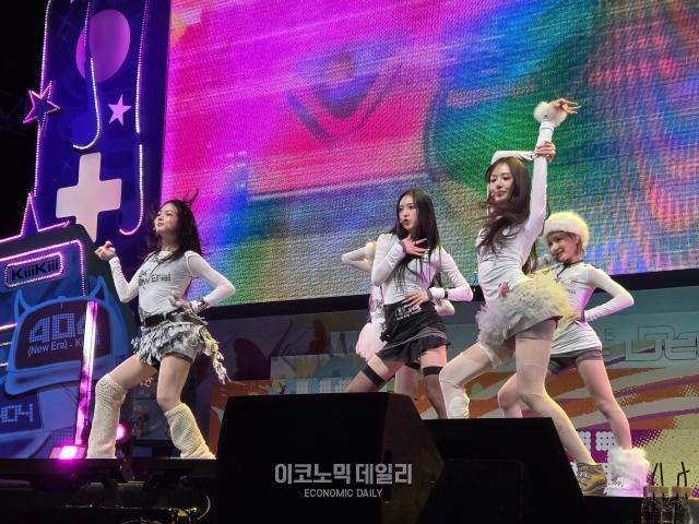 그룹 키키(KiiiKiii)의 수이(왼쪽부터)와 키야, 지유, 이솔, 하음이 26일 서울 광진구 예스24라이브홀에서 가진 미니 2집 '델룰루 팩(Delulu Pack)' 발매 쇼케이스에서 타이틀 곡 '404 (New Era)'를 열창하고 있다. 앨범에는 타이틀곡 '404 (New Era)'는 웹사이트 내 페이지를 찾을 수 없을 때 나타나는 오류 코드 '404 Not Found'를 활용, 시스템 속에서는 찾을 수 없지만 어디에나 존재하는 '좌표 없이 존재하는 자유'를 뜻한다.[사진=선재관 기자]