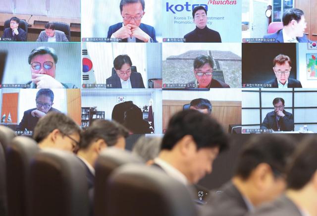 대한무역투자진흥공사코트라가 26일 서울 서초구 본사에서 전 세계 10개 해외지역본부장이 화상으로 참석하는 올해 첫 해외지역본부 수출·투자 전략회의를 개최했다 사진대한무역투자진흥공사