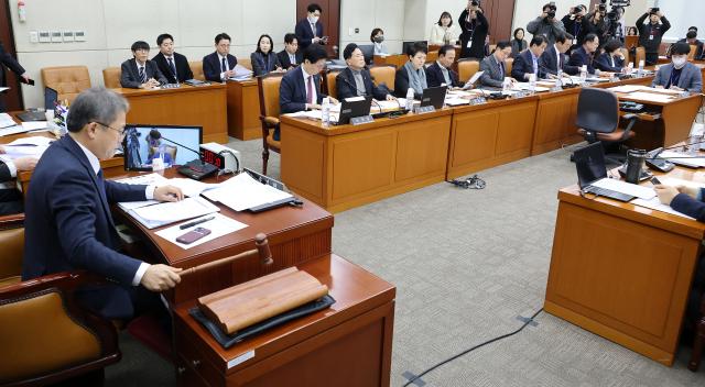  송기헌 위원장이 26일 국회에서 열린 정치개혁특별위원회 전체회의에서 의사봉을 두드리고 있다 