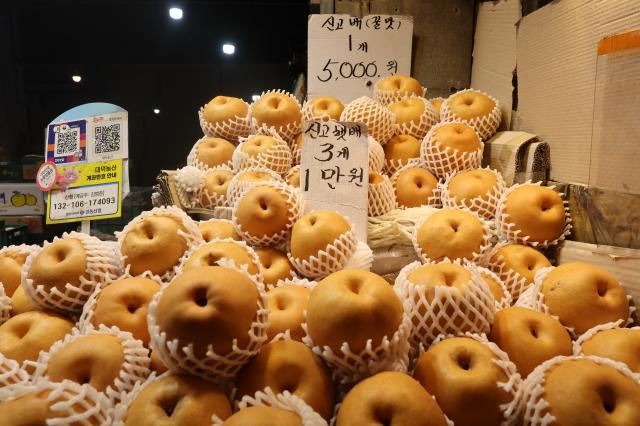 Pears are displayed for sale at Gyeongdong Market in Seoul Jan 26 2026 AJP Han Jun-gu