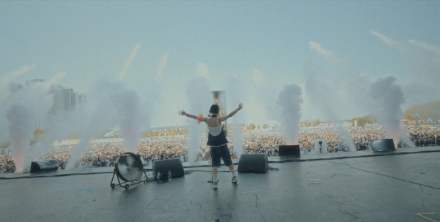 A star rising quietly from the K-pop margins with soothing voice -Hanroro