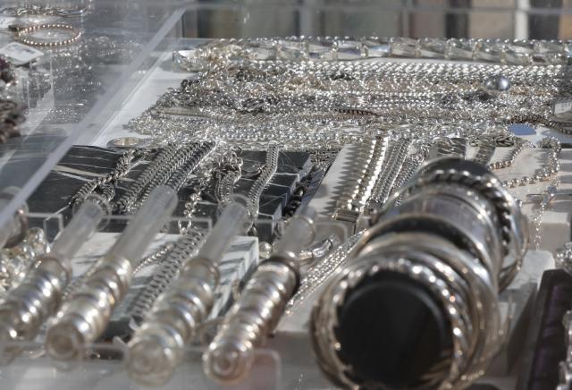 서울 종로구 귀금속상가에 놓인 실버바. [사진=연합뉴스]
  