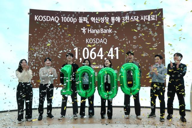 KOSDAQ bùng nổ, lấy lại mốc 1.000 điểm sau 4 năm