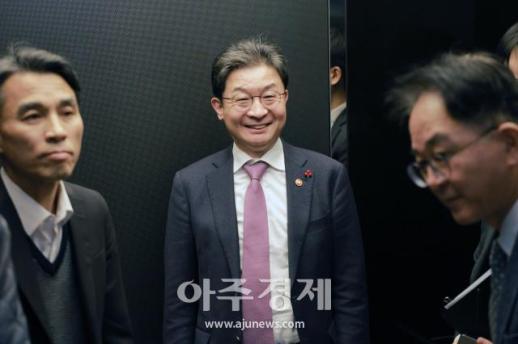 [포토] 은행연합회 저녁 만찬 참석하는 이억원 금융위원장