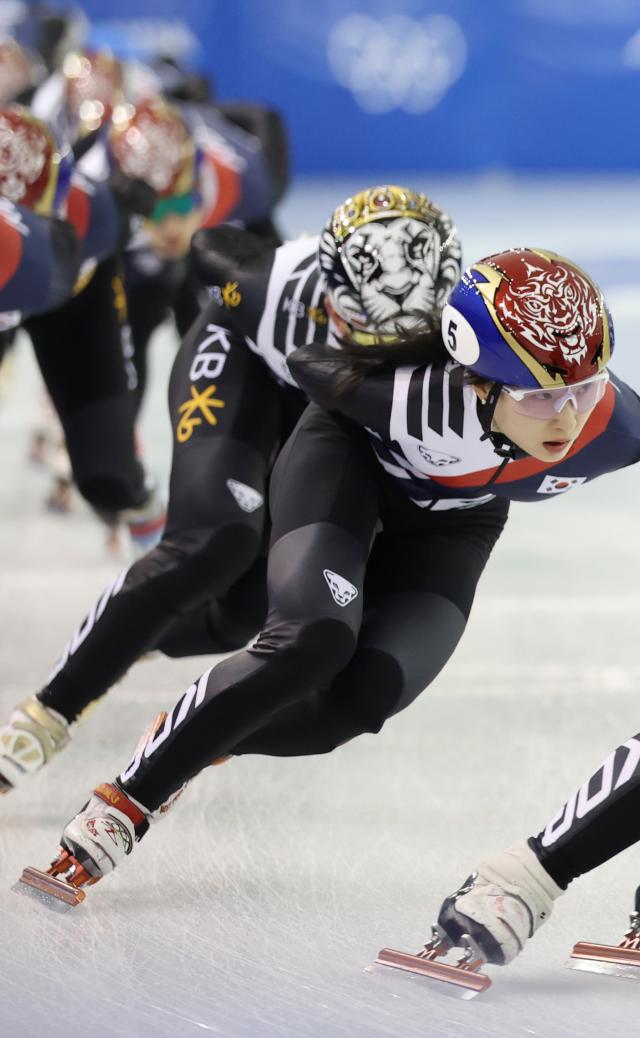 2026 밀라노·코르티나 동계올림픽대회을 한달 앞두고 7일 충북 진천선수촌에서 쇼트트랙 대표팀 최민정 등이 훈련하고 있다 사진연합뉴스